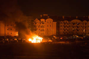 Nocny pożar samochodów i wiaty na osiedlu w Olsztynie [FILM i ZDJĘCIA]