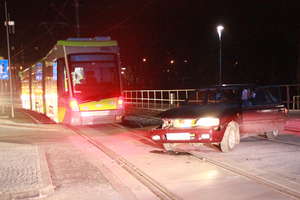 Polonez zderzył się z tramwajem na skrzyżowaniu Sikorskiego i Pstrowskiego w Olsztynie
