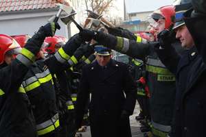 Komendant straży pożarnej odszedł na emeryturę. Tak go pożegnali! [ZDJĘCIA]
