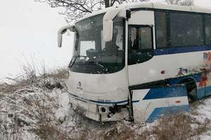 Wypadek w Leginach. Autobus zderzył się z osobówką