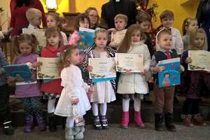 Przedszkolaki  ze Słonecznej Ósemki kolędują i wierszyki recytują