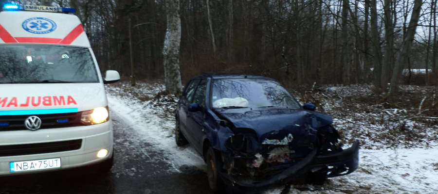 Kierująca autem wpadla w poślizg na drodze Bartoszyce - Leginy i uderzyła przodem w drzewo.
