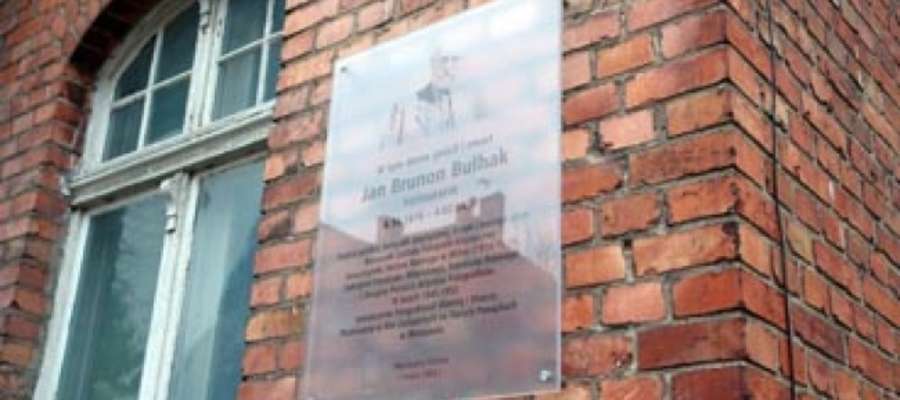 Kamienica na ul. Pionierskiej w Giżycku z tablica upamiętniającą znanego fotografika  Jana Bułhaka 