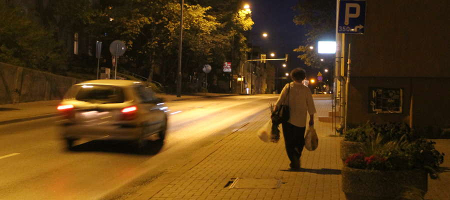Ulica Grunwaldzka nocą. Zdjęcie jest tylko ilustracją do tekstu