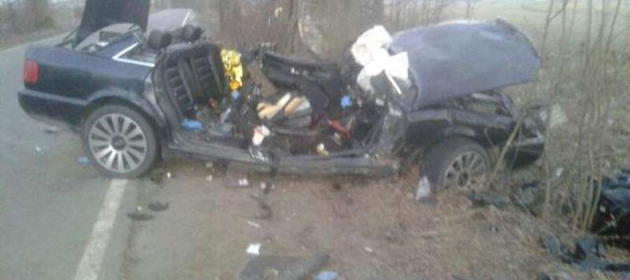 W miejscowości Nowa Wieś Mała koło Dobrego Miasta samochód osobowy uderzył w drzewo.