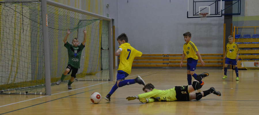 Piłkarze z Wikielca (żółte koszulki) w finale po karnych przegrali z MKS Jeziorany