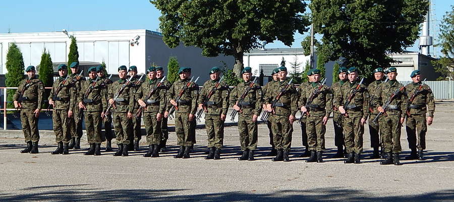 Rodzice, którzy wychowali wiele dzieci na wzorowych i ofiarnych żołnierzy mogą być odznaczeni złotym lub brązowym Medalem Za Zasługi Dla Obronności Kraju. 
