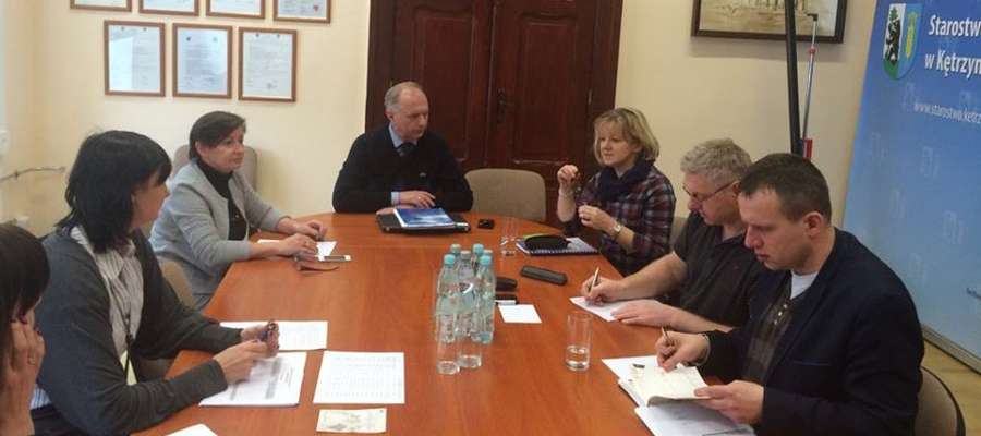 Dyrektorzy szkół powiatowych (Andrzej Lewandowski pierwszy z prawej) podczas spotkania ze starostą Ryszardem Niedziółką omawiali plany projektów organizacyjnych na rok szkolny 2016/2017.