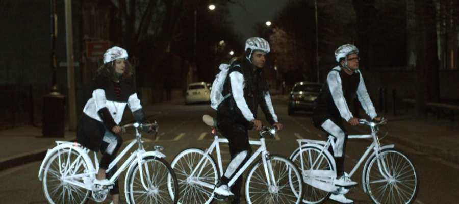Działanie fluorescencyjnej farby sprawdzili m.in. londyńscy rowerzyści 