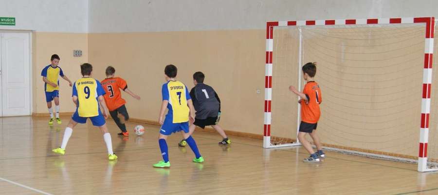 Mecz pomiędzy zawodnikami SP Biedaszki (żółto-niebieskie stroje) a SP Kruszewiec zakończył się zwycięstwem tych pierwszych 5:3.