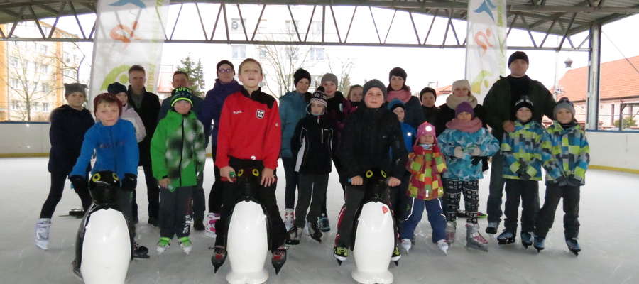 Uczestnicy rywalizacji na lodowisku w Bartoszycach