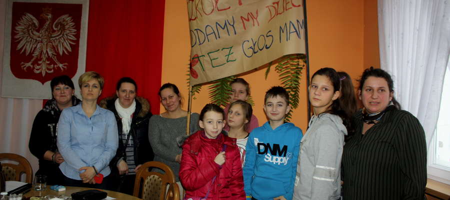 Przybyli do Urzędu Gminy w Kruklankach rodzice i uczniowie wyrażali swój sprzeciw w sprawie likwidacji szkoły także na transparentach