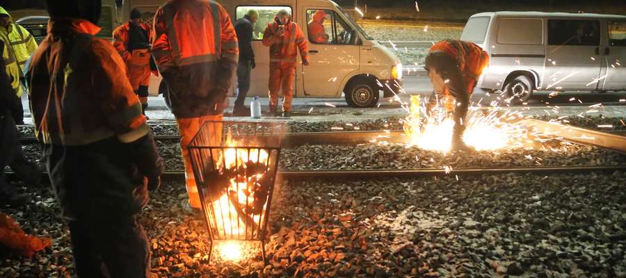 W sobotę wieczorem drogowcy rozpoczęli prace nad łataniem przerwanej trakcji tramwajowej w Olsztynie