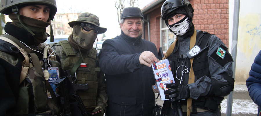 Członkowie 9 Legionu ASG Bartoszyce pomagali wolontariuszom zbierać pieniądze m.in. w centrum Bartoszyc