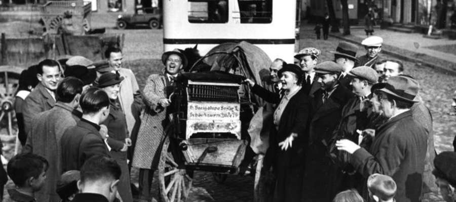 Październik 1934. Mieszkańcy jednego z miast wschodniopruskich słuchają objazdowego Radia Królewiec
