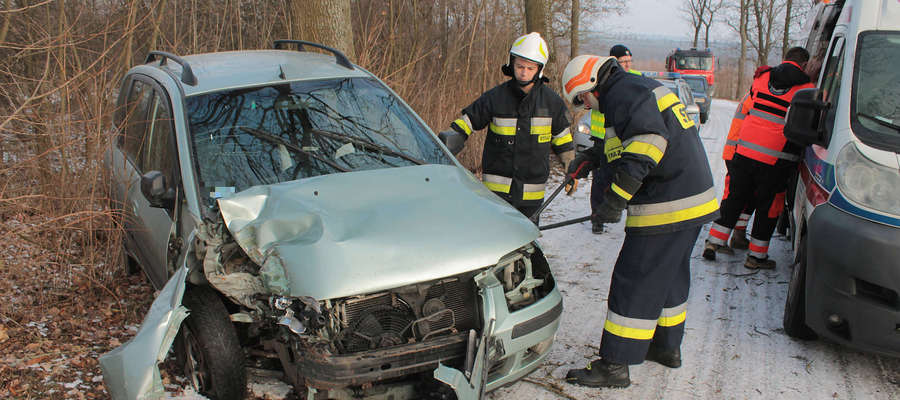 Strażacy OSP Sątopy interweniują na miejscu wypadku drogowego w Mołdytach.