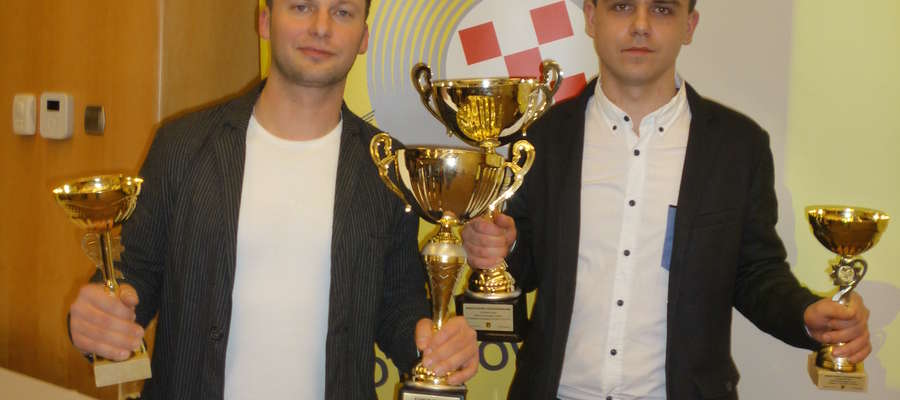 Adam Binięda (z lewej) i Sebastian Chrzanowski podczas tegorocznej gali olsztyńskiego okręgu PZMot.