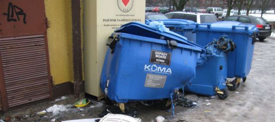 Uszkodzone kontenery na odpadki komunalne czekają na usunięcie