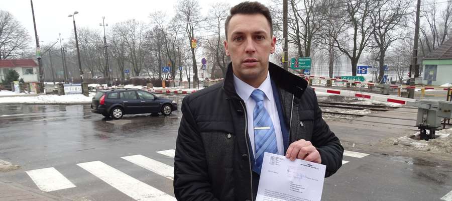 — Zmiana lokalizacji semafora wjazdowego skróci czas zamykania szlabanów do czterech minut — mówi radny Bartłomiej Wasilewski.