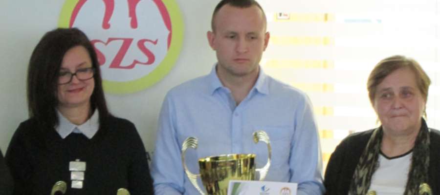Krzysztof Kochanowski (w środku) odebrał w Olsztynie puchar za zwycięstwo w klasyfikacji szkół gminnych