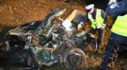 Tragiczny wypadek w Olsztynku. Auto rozpadło się na dwie części. 23-letni kierowca zginął na miejscu, pasażer w ciężkim stanie