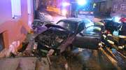 Mercedesem uderzył w ścianę bloku. Wypadek na Grunwaldzkiej w Olsztynie