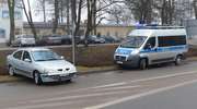 Renault przejechało przez przejście dla pieszych, chodnik i uderzyło w... policyjnego busa [ZDJĘCIA]