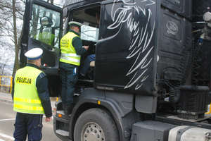 Policja wspólnie z inspekcją transportu skontrolowała ciężarówki i autobusy 