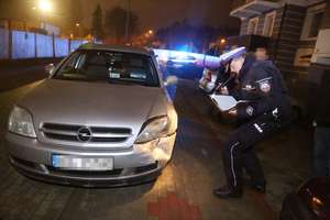 Taksówka zniszczyła trzy auta na Borowej w Olsztynie. Kierowcy szuka policja