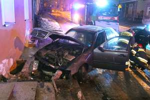 Mercedesem uderzył w ścianę bloku. Wypadek na Grunwaldzkiej w Olsztynie