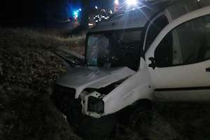 Trzy osoby ranne w wypadku w Leginach. Samochód otarł się o drzewo
