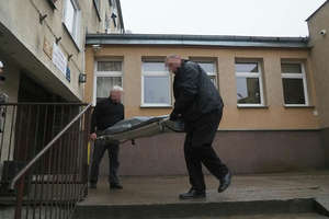 Zwłoki 64-latki w mieszkaniu na Jaśminowej. Ktoś podciął jej gardło. Policja schwytała wnuczka