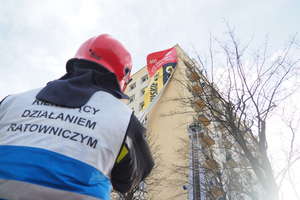 Silny wiatr i powiewający baner reklamowy na Nowowiejskiej. Interweniowali strażacy [zdjęcia]