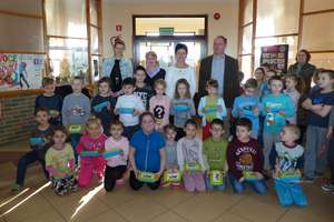NASZA AKCJA: Gospodarstwo Rybackie zasponsorowało pudełeczka śniadaniowe dla uczniów szkoły w Wikielcu