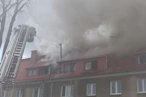 Groźny pożar w budynku na Sadowej - aktualizacja [film, zdjęcia]