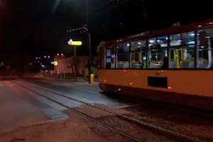 Zderzenie autokaru z tramwajem. Ranny motorniczy