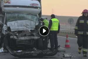 Samochód dostawczy wjechał w ciężarówkę na autostradzie. Jedna osoba zginęła