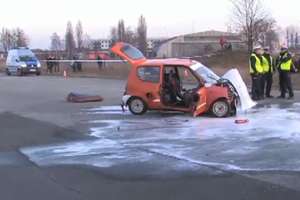 Wypadek przed wyścigami samochodowymi w Pile. Auto wjechało w matkę z dziećmi