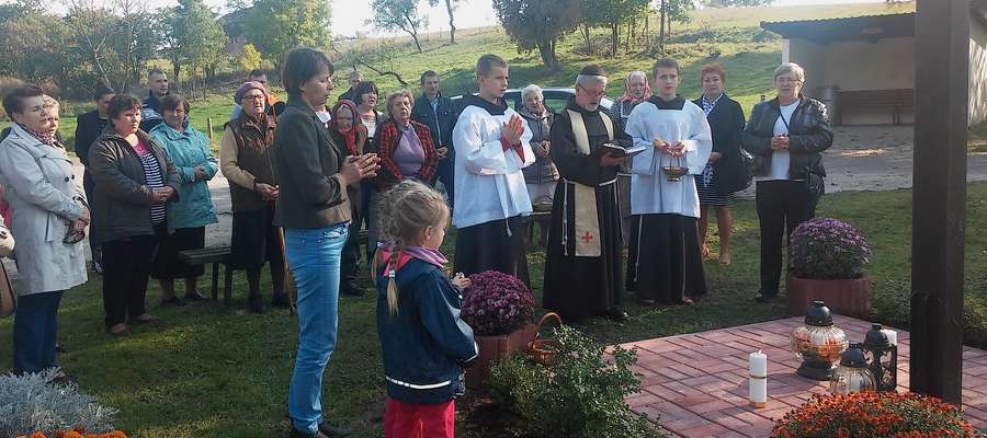 Dzięki zaangażowaniu mieszkańców, we wsi Lesiska w ubiegłym roku udało się wymienić stojący przy drodze ponaddwudziestoletni drewniany krzyż
