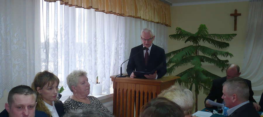 Wójt Jan Warecki informował na sesji o przygotowaniach gminy do programu  