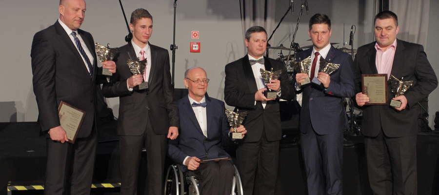 Ireneusz Bukowiecki (z lewej) przez dziennikarzy sportowych „Gazety Olsztyńskiej” został uznany za Trenera 2014 Roku