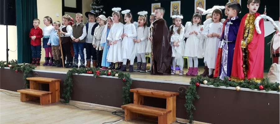 Wnuki wystąpiły dla dziadków w Gminnym Centrum Kultury w Kurzętniku 