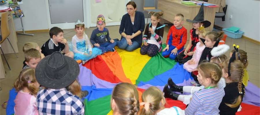 Podczas jednej z feryjnych zabaw w nowomiejskiej bibliotece 