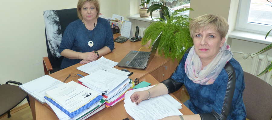 Irena Kasprzycka, dyrektor Miejskiego Ośrodka Pomocy Społecznej (z lewej) apeluje do mieszkańców o cierpliwość w kwestii realizacji projektu 500 +. Na zdjęciu także Maria Jabłońska, kierownik działu, który będzie nadzorował realizację projektu