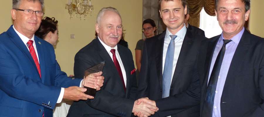 Burmistrz Susza (z lewej) wyróżnił firmę Wylęgarnia Drobiu Nord-Pol Hatchery (z prawej Anatol Gerczak z synem  Jarosławem Gerczakiem). Gratulacje składa również Marszałek Gustaw Marek Brzezin

