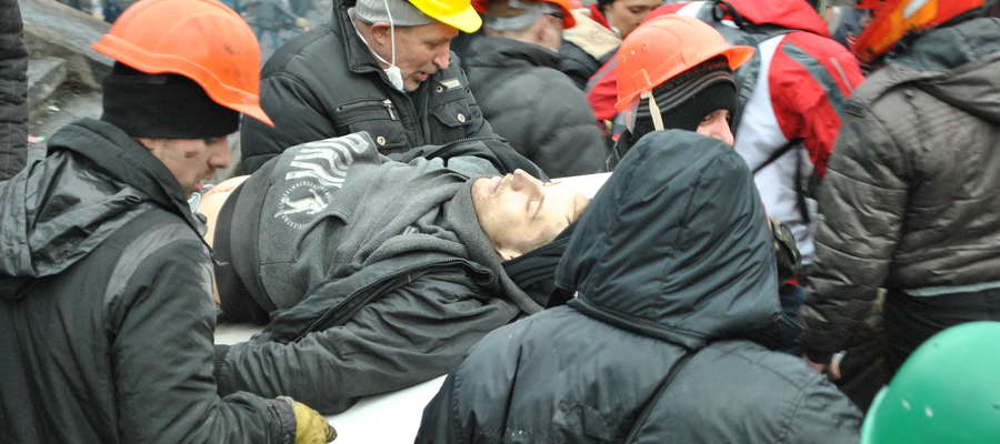 Towarzysze niosą ciało studenta Ihora Kostenka (Kijów, 20.02.2014)