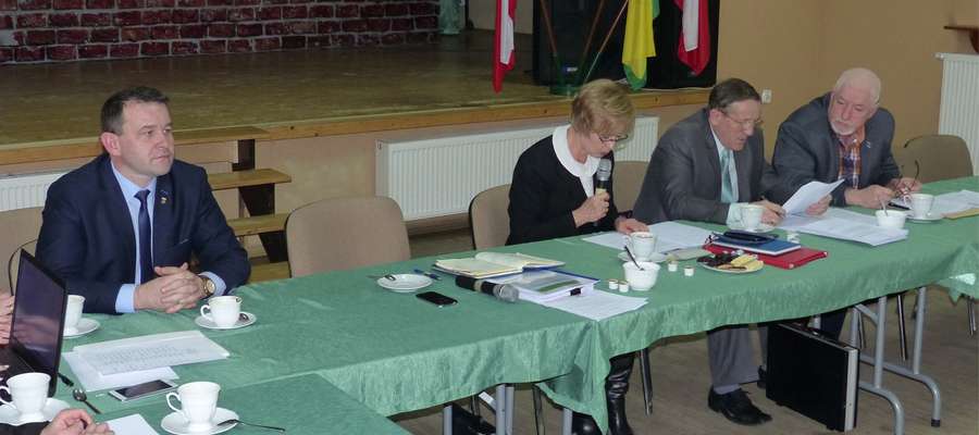 Radny Dembek (drugi z prawej) złożył wniosek o podwyżkę pensji wójta Dobka (z lewej)