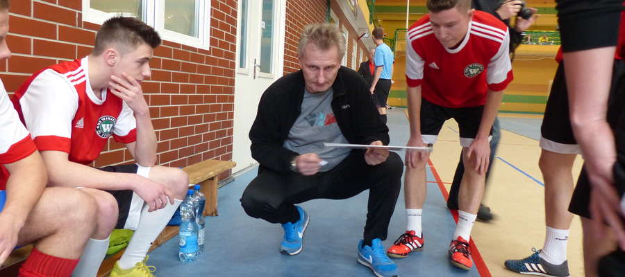 Trener Jarosław Płoski (tu akurat podczas meczu ILF) nakreśla taktykę swoim piłkarzom