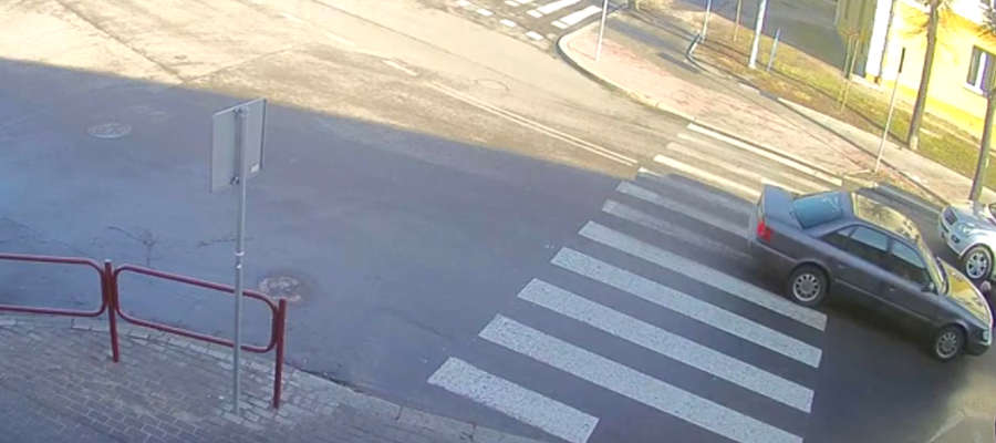 Auto zaraz po uderzeniu w kobietę przechodzącą przejściem dla pieszych