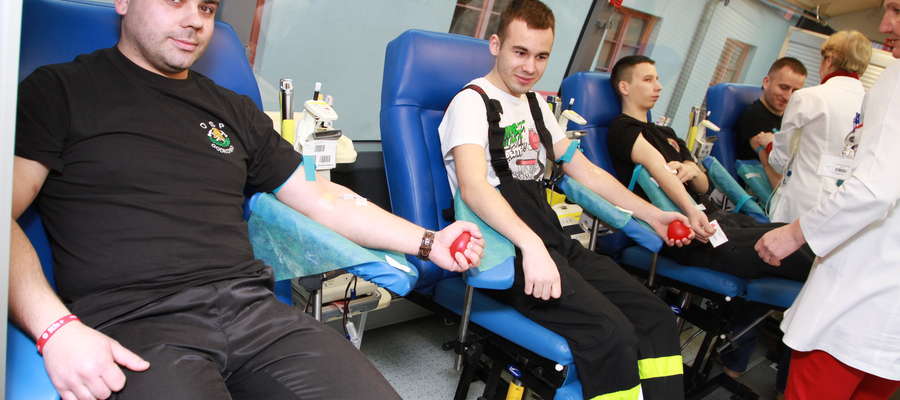 Do Olsztyna przyjechała grupa strażaków z regionu. I zawodowcy, i ochotnicy. 70 z nich zadeklarowało chęć oddania krwi.